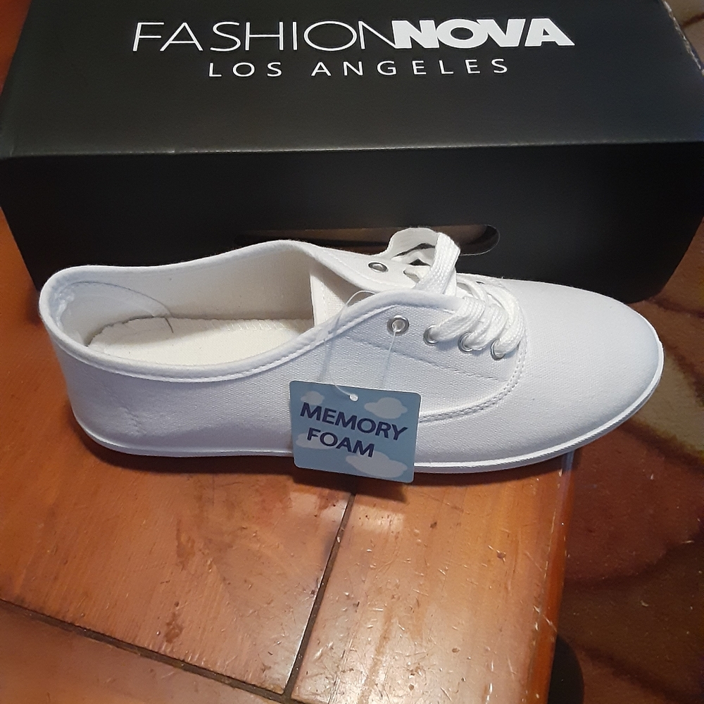 Tennis shoes